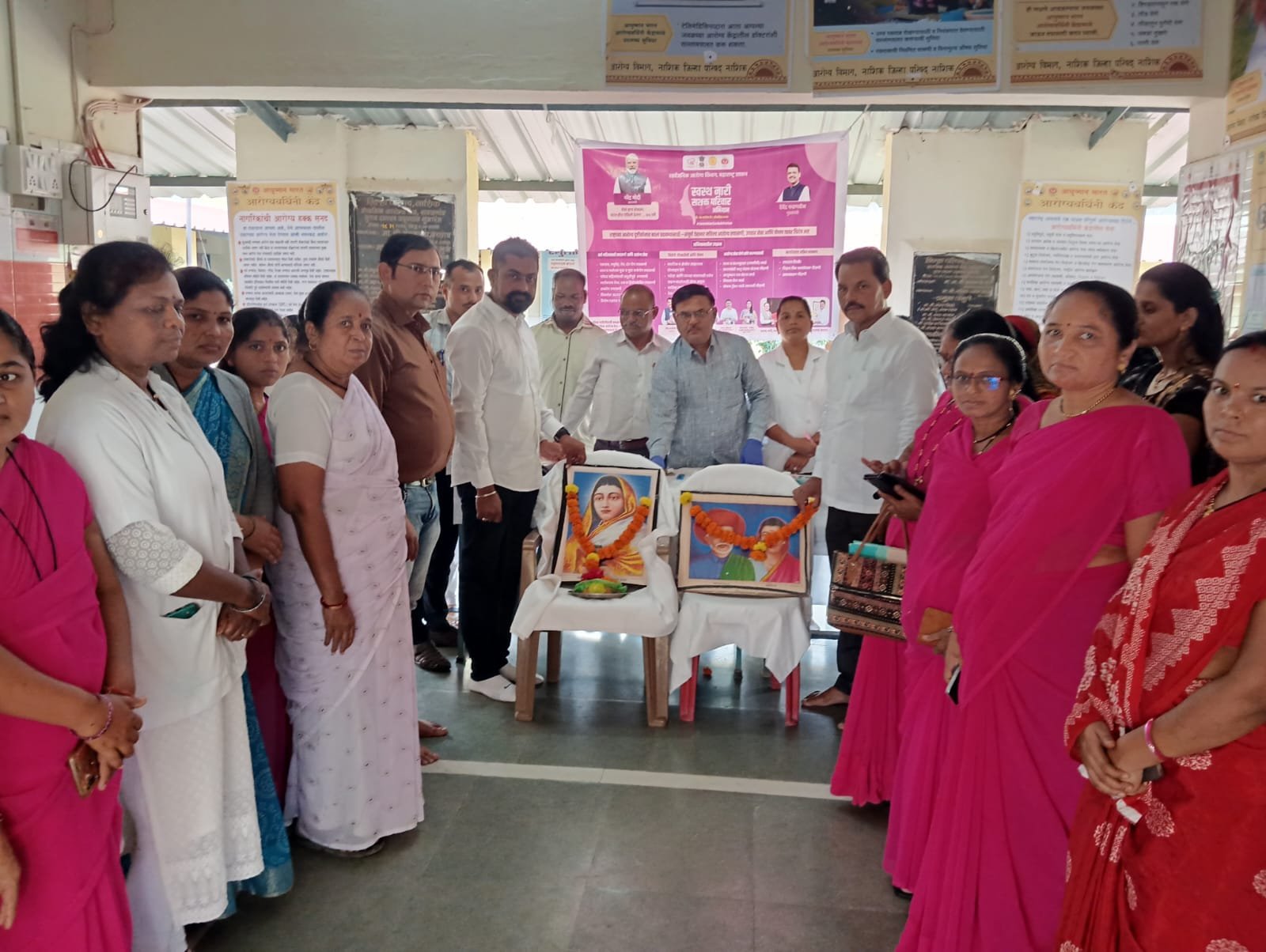 मुख्यमंत्री समृद्ध पंचायत राज अभियान अंतर्गत  आज दिनांक 21 सप्टेंबर 2025 रोजी प्रा .आ . केंद्र रावळगाव येथे स्वस्थ नारी सशक्त परिवार अभियानाचे उदघाटन मा.सरपंच सो श्री महेश  पवार, मा. उपसरपंच सो श्री भरत  आखाडे यांच्या उपस्थितीत पार पडले त्याप्रसंगी डॉ अमोल जाधव सर, डॉ मोमीन मॅडम, CHO मोरे मॅडम, LSO निकम आप्पा, HA पगारे नाना, LHV बोरसे सिस्टर, आरोग्य सेवक, आरोग्य सेविका, आशा ताई उपस्थित होते. सदर अभियानात प्राथमिक आरोग्य केंद्रात 72 महिलांची आरोग्य तपासणी करण्यात आली व महिलांना आरोग्याविषयी मार्गदर्शन करण्यात आले.