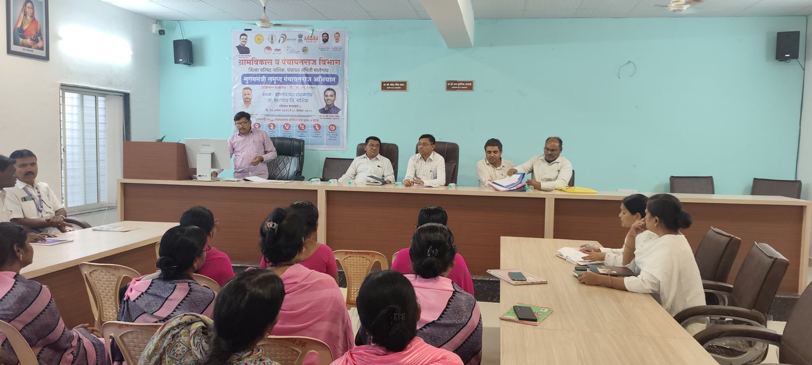 मुख्यमंत्री समृद्ध पंचायतराज अभियानांतर्गत ग्रामपंचायत रावळगाव येथे माननीय गटविकास अधिकारी तसेच सहाय्यक गट विकास अधिकारी तसेच विस्तार अधिकारी पंचायत यांनी अभियानाबाबत सर्व शासकीय कर्मचारी यांचा विभाग निहाय आढावा घेतला