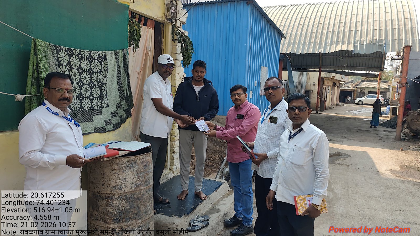 ग्रामपंचायत रावळगाव येथे घरपट्टी वसुली संदर्भात वसुली पथक नेमून वसुली करताना
