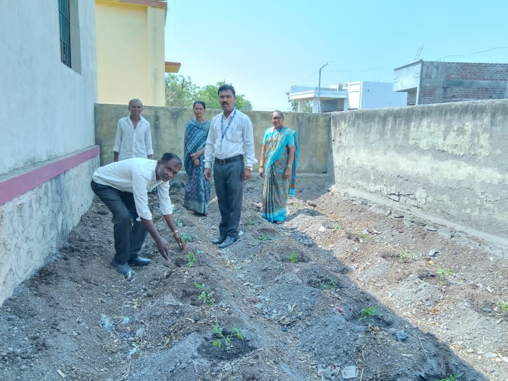 मुख्यमंत्री समृद्ध पंचायतराज अभियान अंतर्गत जिल्हा परिषद शाळा ओंकार नगर रावळगाव येथे परसबाग